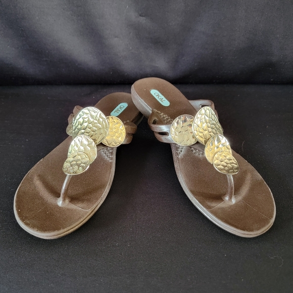 Oka b. Brown Flip‎ Flops Goldtone Accents Size Med - Picture 1 of 8